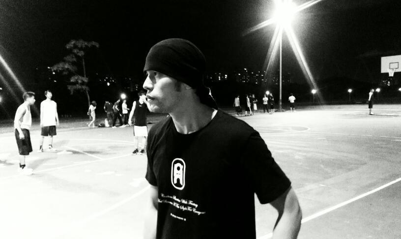 场边的周杰伦和好友们一起观战，他笑得像个孩子，露出大白牙，这一刻的快乐如此简单纯粹，无关胜负，只因篮球。