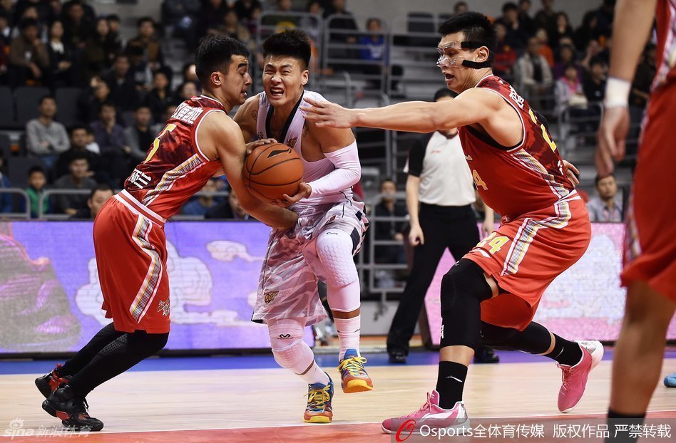 赵睿弯腰运球观察队友跑位,眼神灵动,手指暗中打出战术手势,年轻的指挥官正在用自己的节奏带动全队进攻