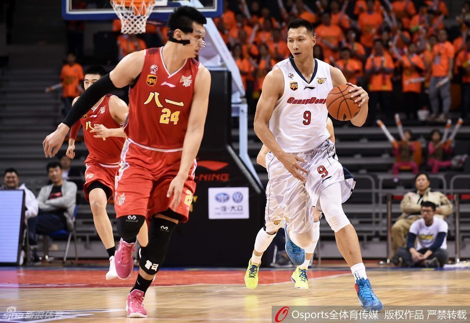 双方三四名球员在篮下同时起跳争抢篮板,手臂交织在一起,肌肉碰撞声仿佛穿透屏幕,空气中弥漫着寸土必争的火药味