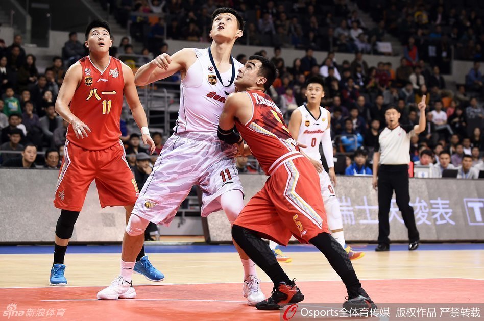 易建联和王治郅在场边并肩而立,阿联侧耳倾听,大郅用手比划着战术,两人眼神交汇间满是老友重逢的默契与温暖