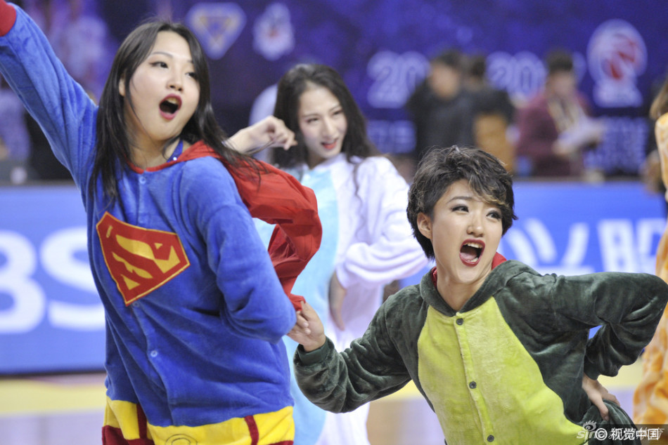 篮球宝贝们身穿可爱的卡通睡衣,在球场中央毫无防备地躺下“睡觉”,其中一位还揉着眼睛,仿佛真的没睡醒,模样十分俏皮。