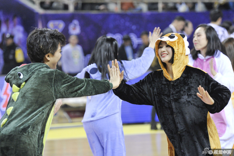 动感时刻,篮球宝贝们穿着各色睡衣跳起热舞,长发飞扬,动作整齐划一,将睡衣的舒适与舞蹈的动感完美结合。