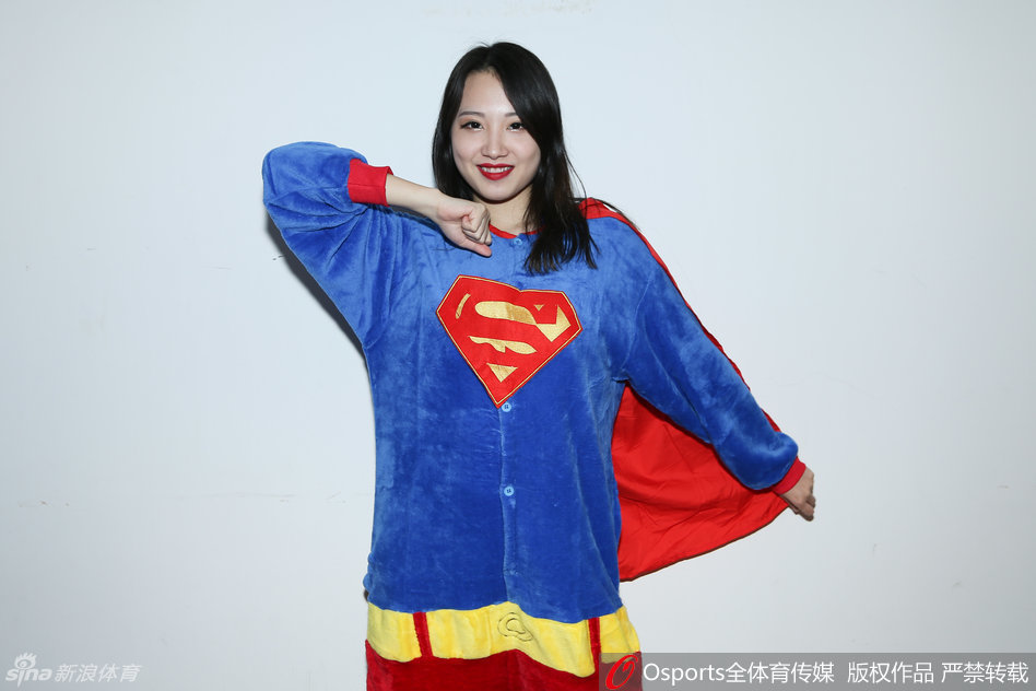 几位篮球宝贝穿着毛茸茸的动物连体睡衣,一位是可爱的长颈鹿,一位是俏皮的小斑马,她们手拉手转圈,仿佛是在森林里开派对的精灵。