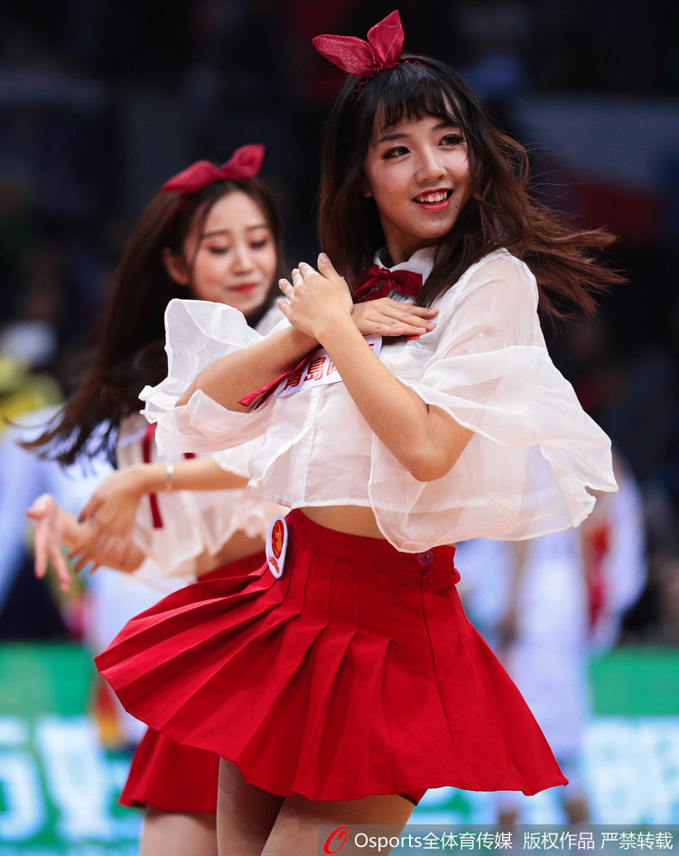 比赛暂停期间，深圳篮球宝贝们在场上排成一列，她们双手举起花球，用充满节奏感的舞蹈动作调动现场观众的情绪，营造热烈的主场氛围。