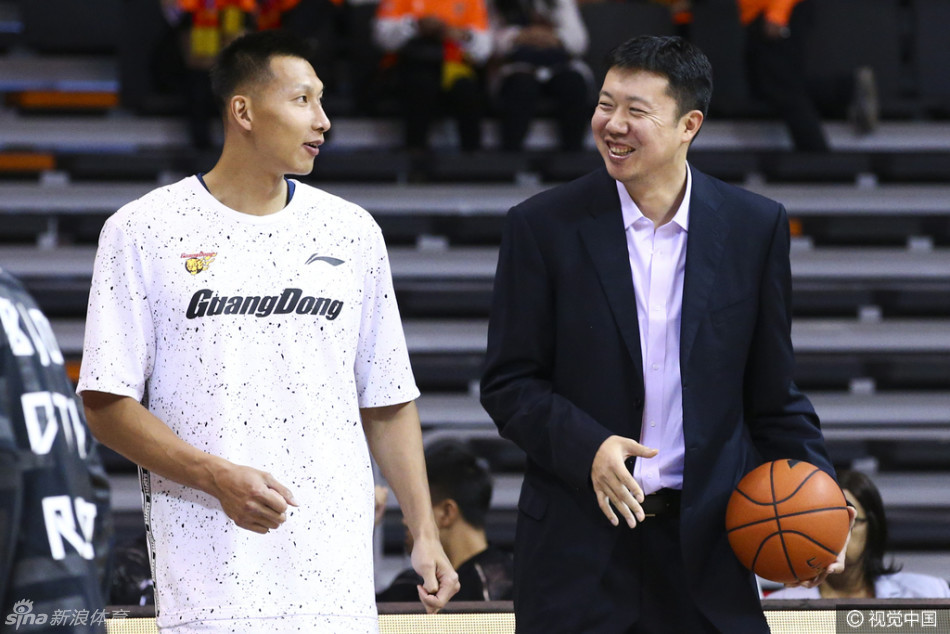 阿联与大致在赛前热身区热聊,两位中国篮球的标志性人物面带笑容,仿佛将时光拉回到共同征战国际赛场的岁月