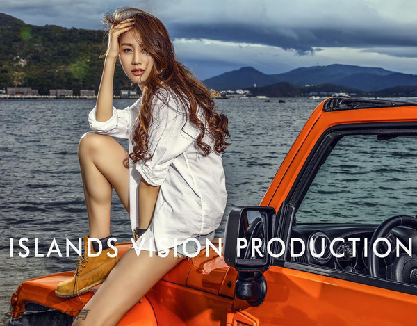 陈露在海边的抓拍，充满了阳光与活力。她身穿休闲服饰，在蓝天碧海的映衬下，迈开轻盈的步伐，那双令人羡慕的大长腿充满了健康的力量感，完美诠释了运动与美丽可以兼得。