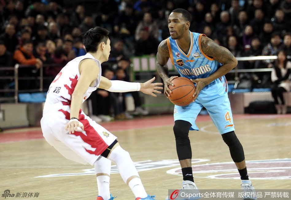 灵活的死神可兰白克，如一把尖刀般犀利地切入防线，身体在空中舒展，指尖轻柔地将球送向篮筐，留下一道坚韧的弧线。