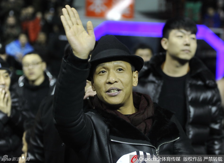宋小宝惊喜现身球场，头戴礼帽笑容灿烂，挥手向热情欢呼的球迷们致以独特的喜剧人问候，气氛瞬间被点燃。