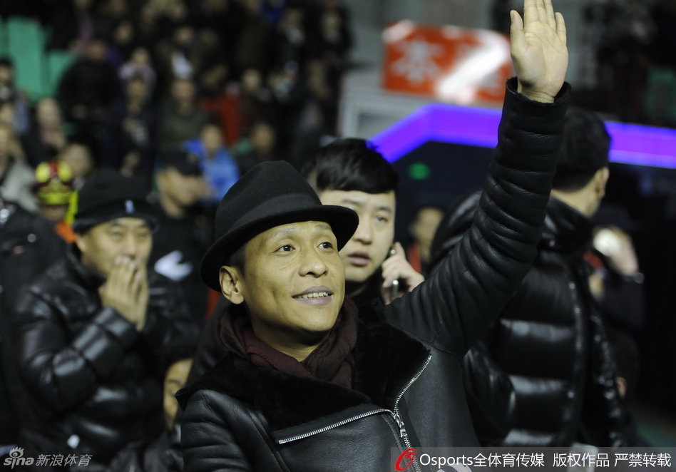 宋小宝接过印有自己名字的14号辽宁队球衣，与哈德森并肩站立，两人酷似亲兄弟的容貌对比让人忍俊不禁，场面温馨又诙谐。