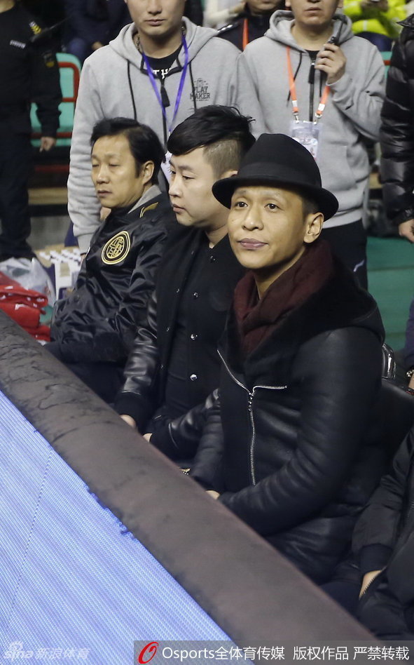 回归观众席的宋小宝双手交叠置于膝上，全神贯注地关注着场上局势，展现出作为一名辽宁队铁杆球迷的认真与深情。