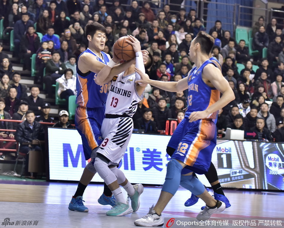 郭艾伦完成一次关键进攻后霸气庆祝，他紧握双拳，面部肌肉紧绷，发出一声震动全场的怒吼，将辽宁队反扑的火焰彻底点燃。