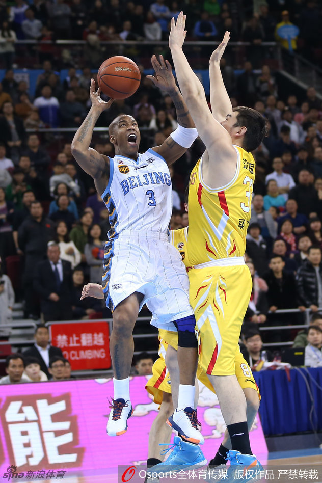 在对方严密防守下,马布里如同猎豹般加速突破,眼神中透露着必胜的坚定信念