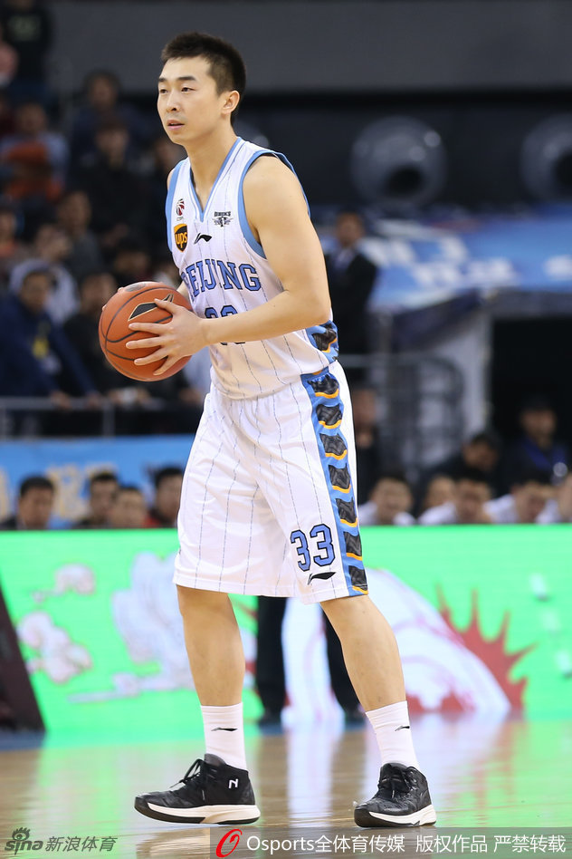 吉喆在三分线外从容出手,篮球在空中划过一道完美的弧线,稳稳向篮筐飞去