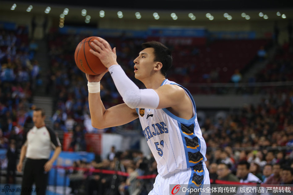 孙悦在比赛中严密盯防对手,张开双臂形成一道难以逾越的防守屏障