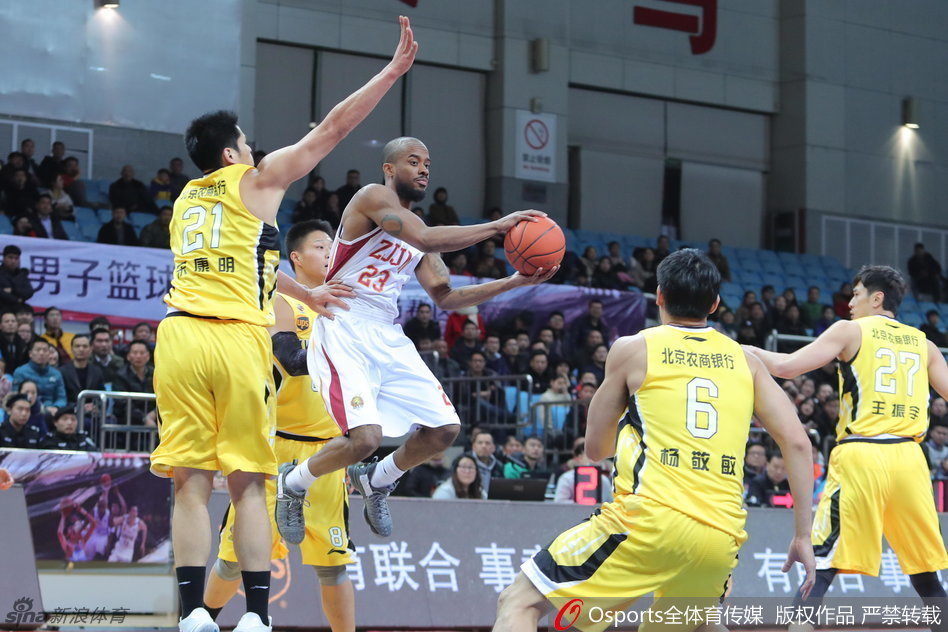 刘晓宇运球加速突破，他压低重心如离弦之箭般掠过防守队员，眼神坚定地望向篮筐。