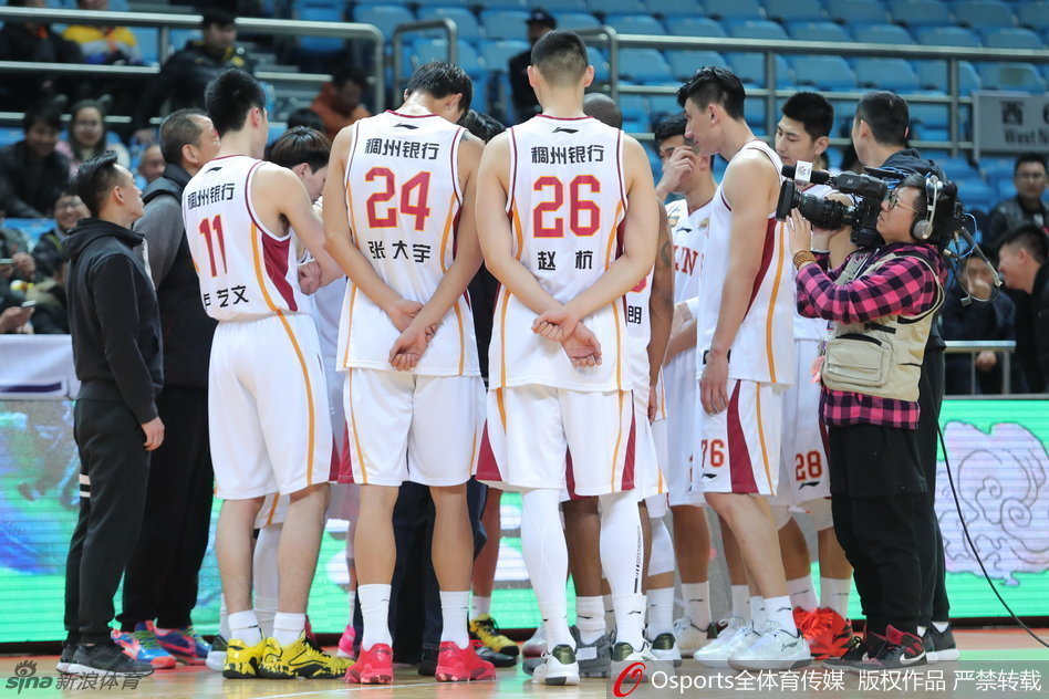 孙喆在快攻中跟进接球，面对空篮高高跃起，双手大力灌篮，动作舒展霸气十足，点燃全场激情。