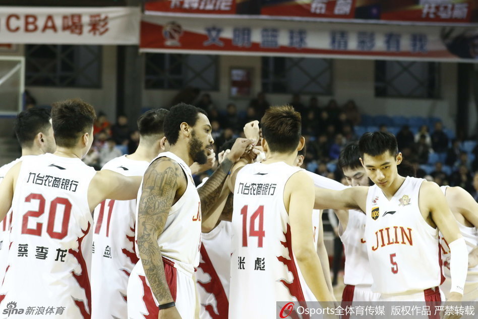 在混战中拼尽全力，虽然皮球最终滚出界外，但那股永不放弃、鱼跃争球的拼搏精神，已经深深烙印在每一个观众心中。