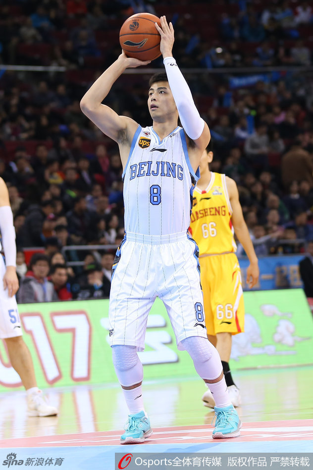 方硕在罚球线上沉稳出手,全场目光聚焦于此,这一球承载着球队追分的希望