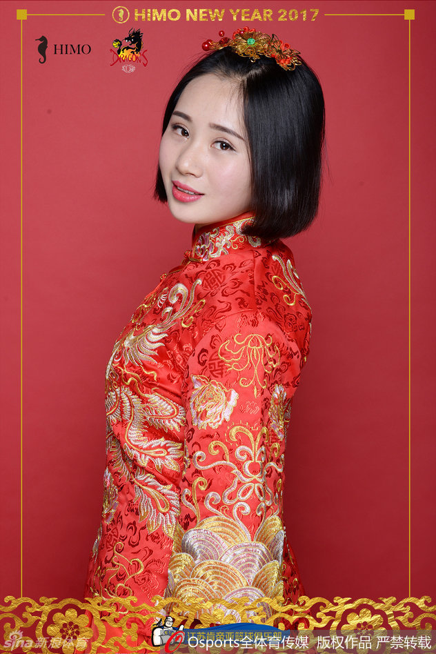 这位宝贝身姿挺拔，她的民俗盛装在灯光下熠熠生辉，举手投足间既有东方女性的温婉贤淑，又不失现代女孩的自信与灵动，仿佛从古典画卷中走出的新春使者。