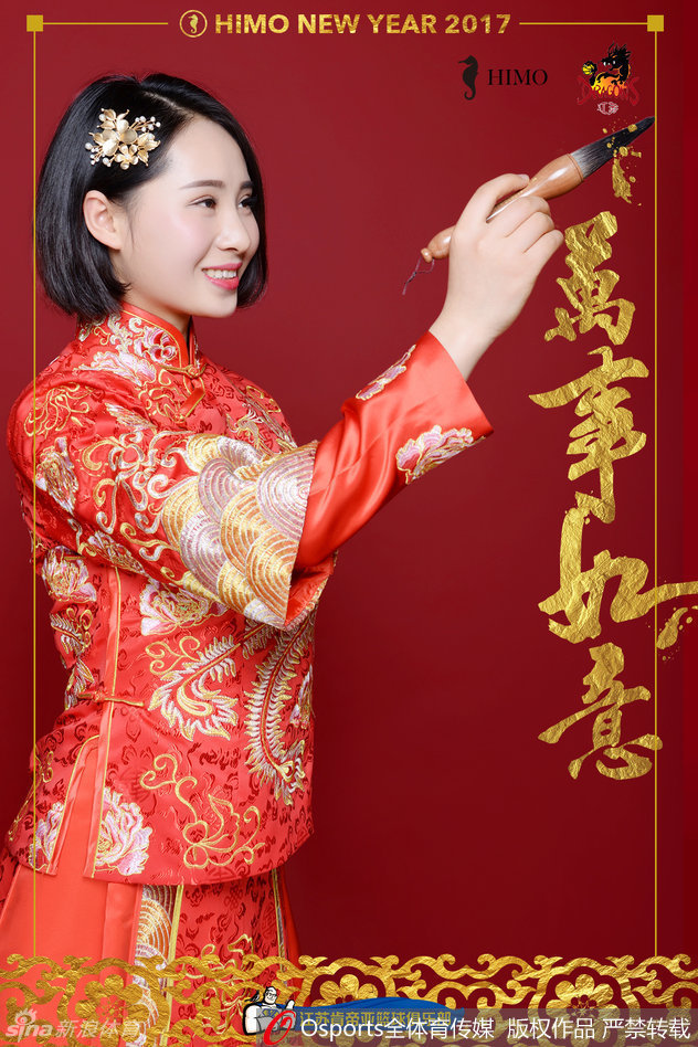 不同于赛场上的动感瞬间，写真中的宝贝呈现了更为细腻的一面。她轻抚着精致的盘扣，眼神温柔地望向远方，背景虚化的红灯笼映衬出节日的祥和，动静之间尽显东方神韵。