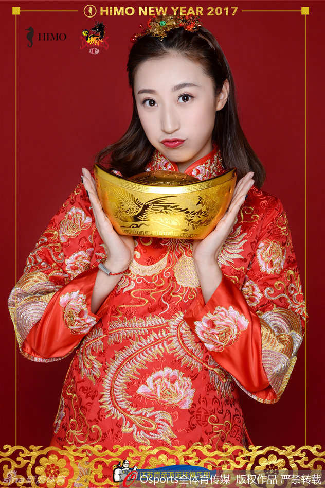 这张照片中，宝贝们集体亮相，排列成行。她们有的俏皮眨眼，有的挥手致意，色彩斑斓的民俗盛装连成一片喜庆的海洋，仿佛正通过镜头向所有观众大声喊出“新年快乐”！