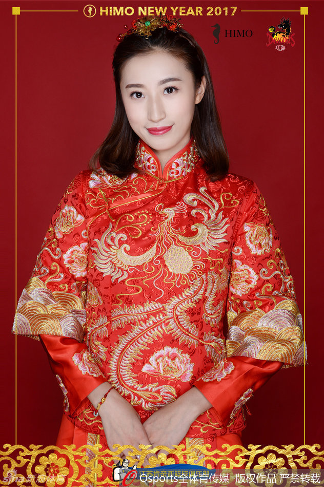 最后一组镜头定格在宝贝们低头祈福的瞬间。她双手合十，衣领上的绒毛在微风中轻轻拂动，身后是朦胧的灯光。这一刻，她不仅是赛场的精灵，更是新春的祈福者，将平安喜乐的愿望传递给每一个人。