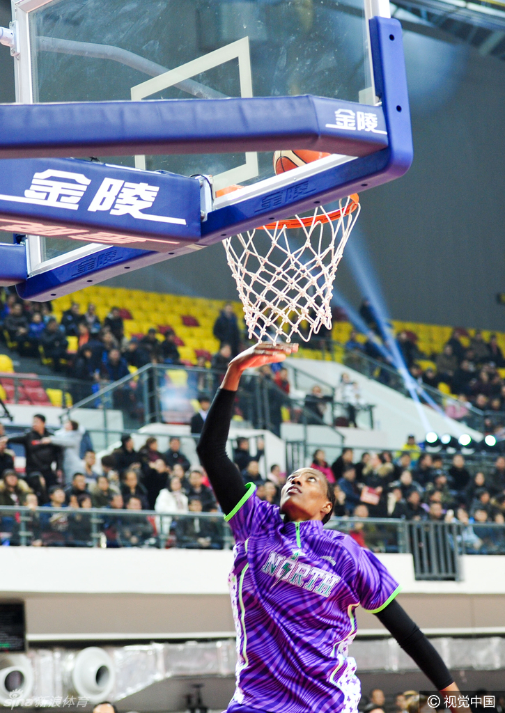 北区明星队后卫面对防守，轻盈跃起，在空中划出一道完美的弧线完成上篮。