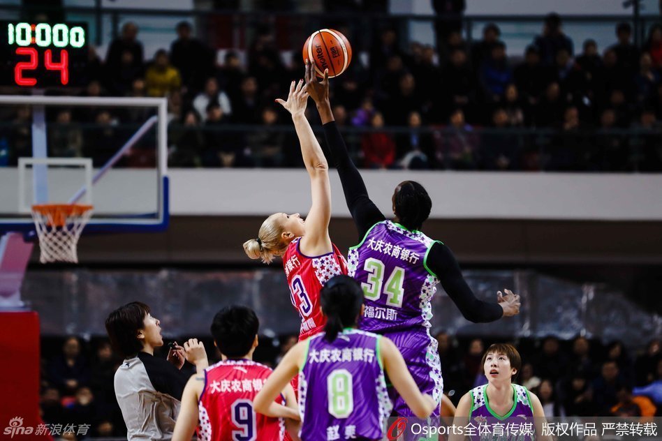 北区全明星球员在三分线外自信出手，皮球离开指尖后带着高速旋转飞向篮筐。