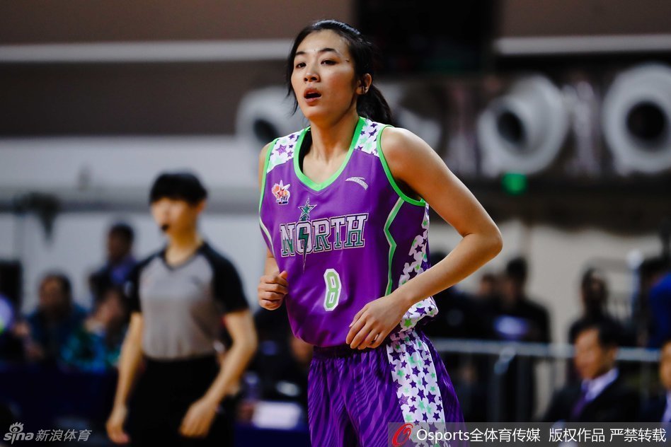 南区明星队首发五虎在赛前合影，她们神情轻松，眼神中透露出对比赛的期待。