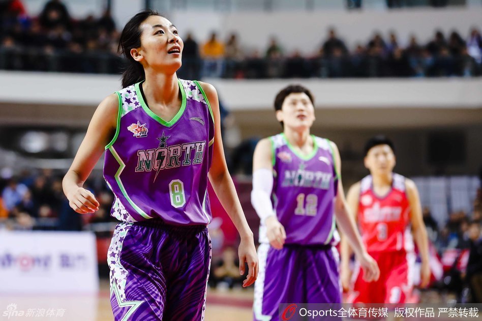 “女科比”纪妍妍迎着防守人，高高跃起完成后仰跳投，皮球在空中停滞的瞬间仿佛时间凝固。