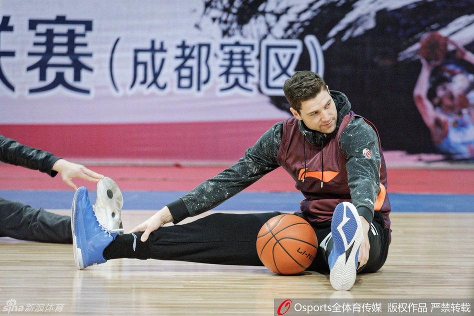 在训练间隙，弗雷戴特与另一位外援亚布塞莱亲切交流，两人比划着手势，正在商讨如何打出更有杀伤力的配合。