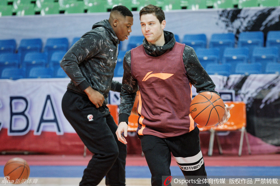 “寂寞大神”弗雷戴特在训练场上神情轻松，眼神中透露着无比的自信，仿佛一切防守在他面前都将化为乌有。