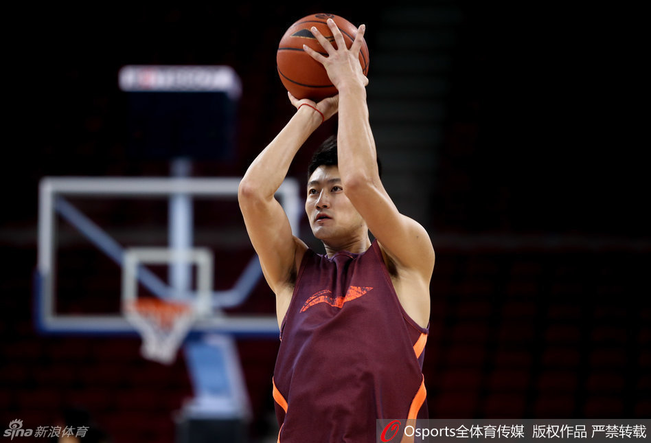 “段江鹏出手投篮动作一气呵成，专注的眼神紧盯着篮筐，每一次出手都是为了在实战中多一分把握。”