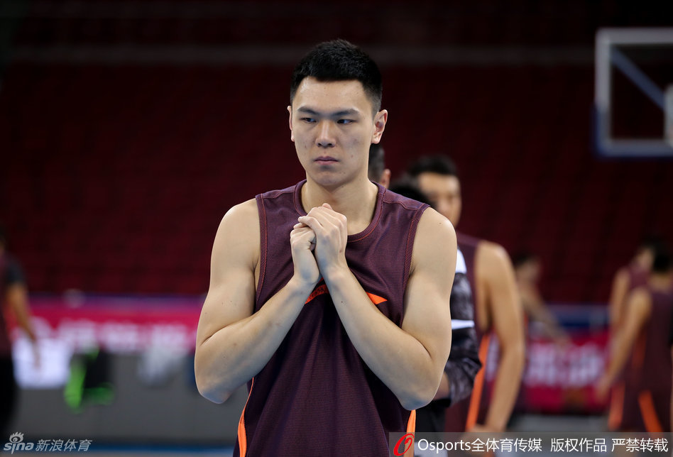 “闵鹿蕾场边双手抱枕目光凝重，他的督训让整个训练馆的氛围变得严肃而紧张，如同实战一般。”