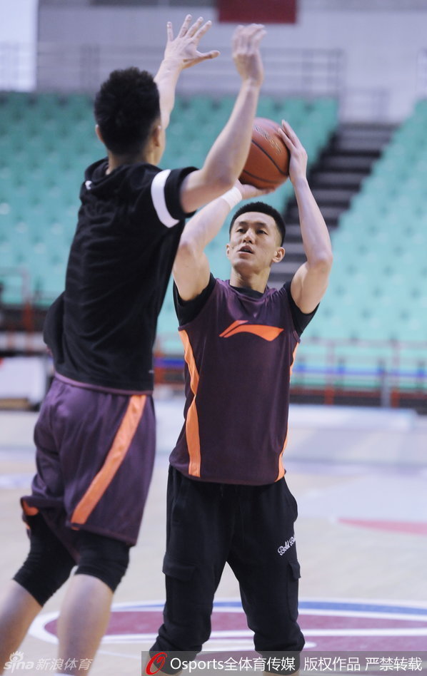 内线巨塔韩德君在场上挥手指挥队友跑位,霸气侧漏好似运筹帷幄的将军。