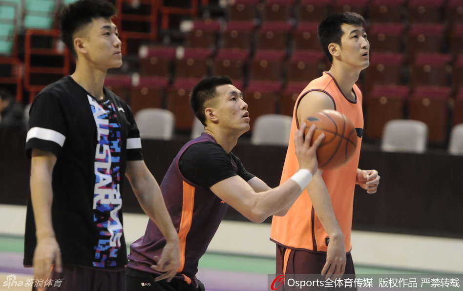 郭艾伦在训练场上开怀大笑,眼睛眯成月牙,心情无比舒畅。