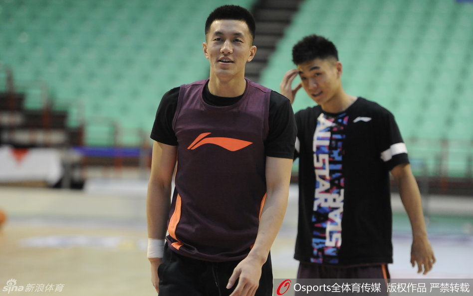 郭艾伦持球面对防守,眼神犀利如电,周身散发出舍我其谁的强大气场。