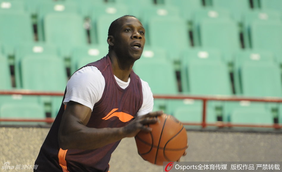 赵继伟场边双手持球准备投篮,目光如炬,随时待命为球队贡献火力。