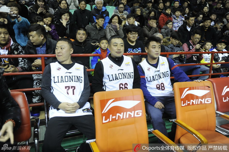 刘国梁与辽宁队主帅郭士强热情拥抱，两位不同领域的冠军教练英雄相惜。