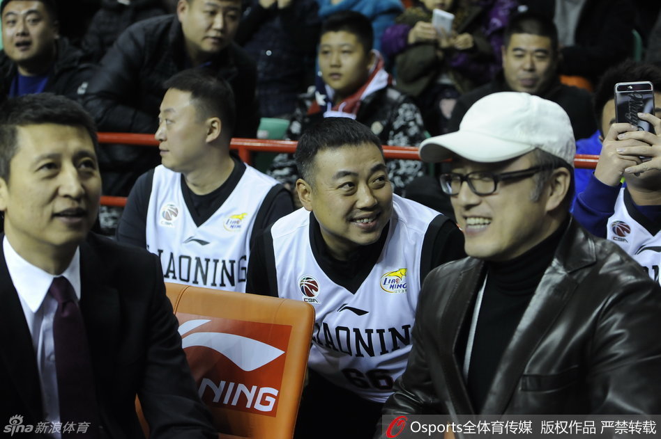 师徒三人赛后在场边热聊，刘国梁手舞足蹈地比划着，马琳和王皓听得聚精会神。