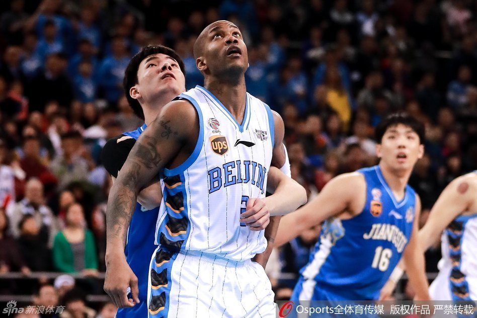 孙悦如大鹏展翅般高高跃起，上演双手大力灌筐，这一扣宣泄着积蓄已久的激情。