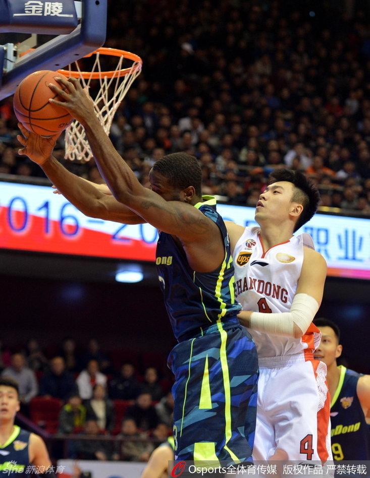 丁彦雨航在严防死守下强行出手三分，皮球离开指尖的瞬间，他的眼中便只剩下篮筐，满是对胜利的渴望。
