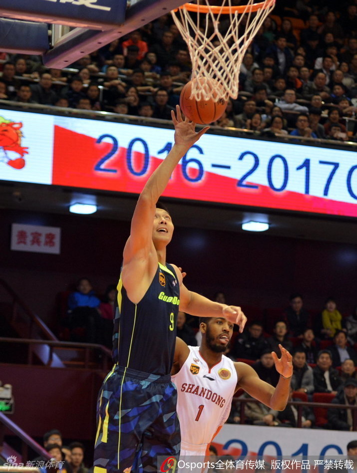 丁彦雨航命中关键球后，握拳怒吼庆祝，全场球迷起立欢呼，这一刻他就是齐鲁大地的篮球之神。