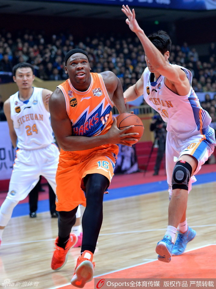 四川队球员在哈达迪的掩护下，巧妙地将球传给切入底线的队友，助攻其轻松上篮得分