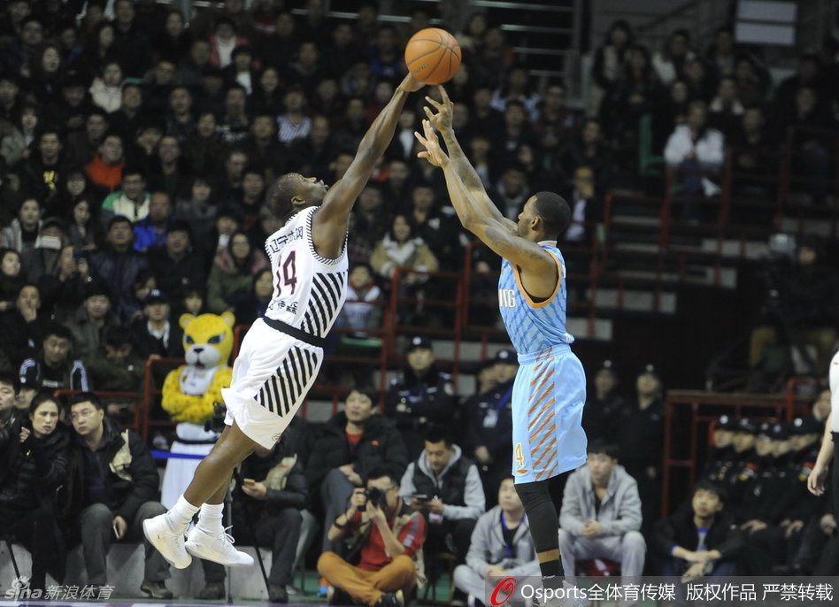 郭士强场边振臂指挥，神情激昂，为弟子们的每一次精彩配合呐喊鼓劲