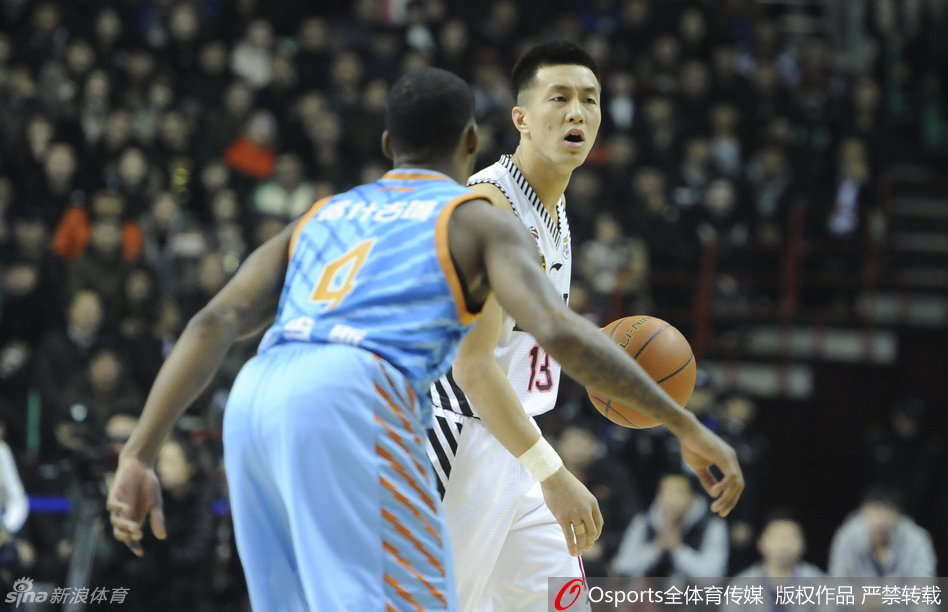 兰多夫背身单打，与防守者进行激烈身体对抗，强硬转身寻觅出手空间