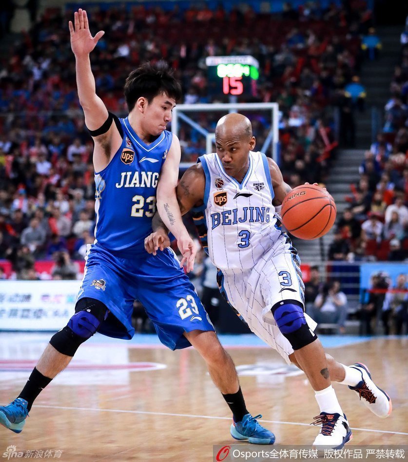 张松涛与吉喆在禁区奋力卡位，肌肉碰撞的激烈感透过画面都能让人感受到内线的火药味。