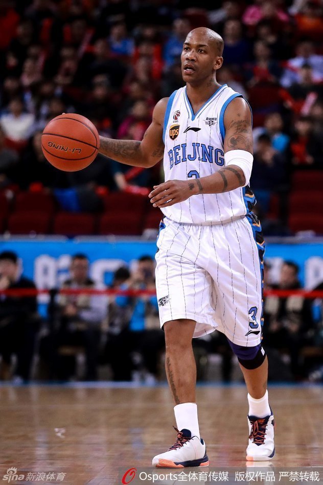 孙悦弯下腰，专注地运球启动，下一秒他将像猎豹般扑向前场，寻找战机。