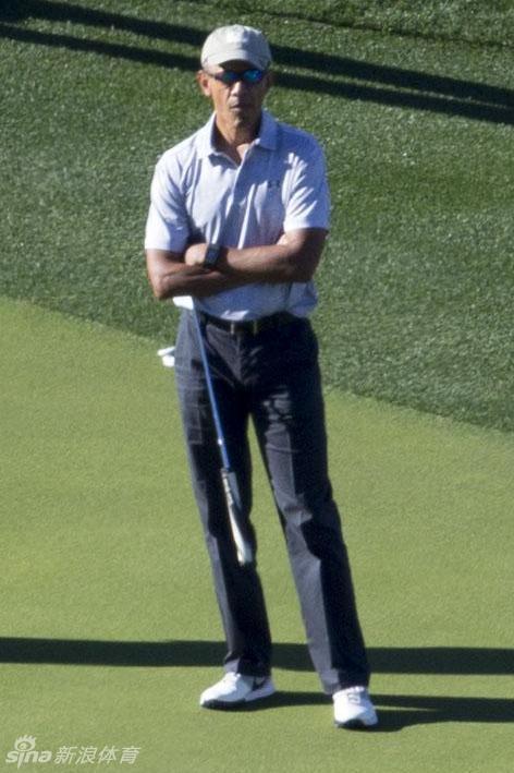 奥巴马走在开阔的球道上，手提球杆，步伐轻快，尽显无官一身轻的惬意