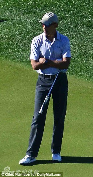 奥巴马与友人在果岭上交流，气氛轻松，远处丘陵起伏，景色宜人